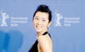 余男与莘莘学子亲密接触面对面
