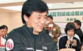 20期：成龙给老人“送温暖” 张一山灾区发放物资