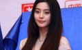 范冰冰着拖地碎花裙秀酥胸 难掩激动情绪意外落泪