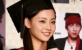 張偉穿畢業(yè)服宣傳青春勵志新片 女一號張嘉倪搶鏡