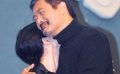 周润发搅热杀青发布会 “揩油”抱周迅赞其演技好