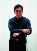 抬脚过高！比赛第65分钟，周定洋争抢时犯规染黄