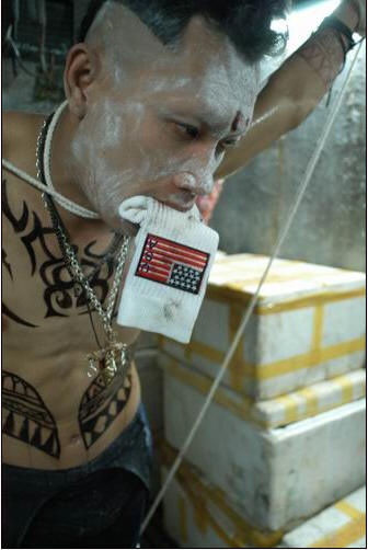 《疯狂的赛车》泰拳高手惨遭笨贼毒手