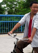 普通却自信是什么梗