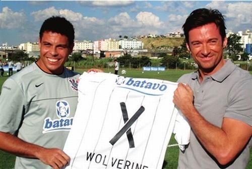 《金刚狼》巴西宣传 杰克曼与罗纳尔多互赠t恤