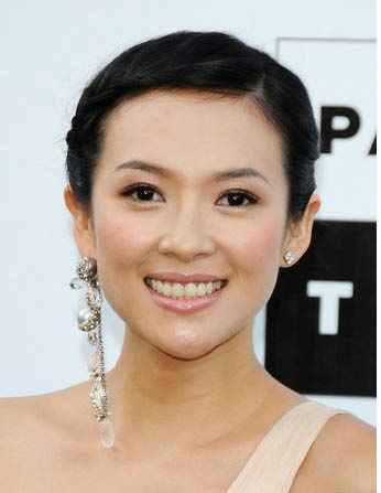 章子怡出席晚宴长裙似女神 个性耳饰不落俗套