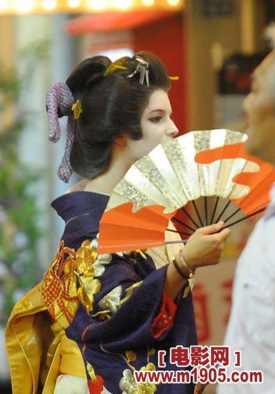 杰西卡日本参观古老寺庙 穿和服浓妆艳抹扮艺