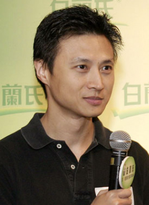 倪震