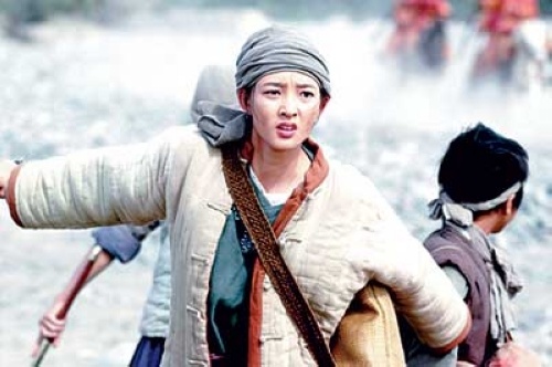 有智慧的女强人",同时王丽坤还否《七剑》剧照; 王丽坤(饰演刘郁芳)