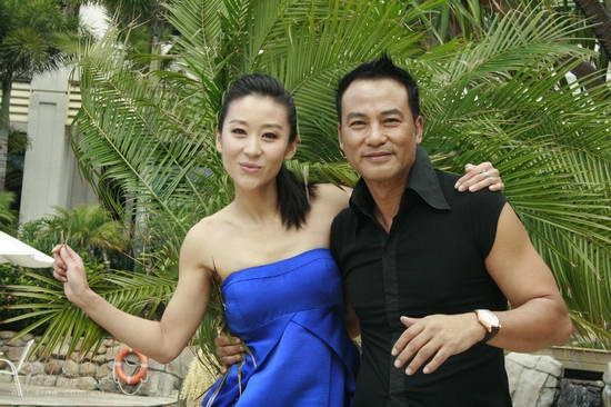 入围最佳男主角的任达华与妻子琦琦飞抵