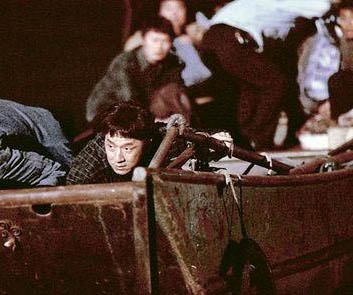 成龙舍命拍新戏 摄氏2度冰水中游泳逃命_内地