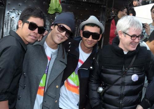 陈冠希潮店开张没空复出 高调现身粉丝挤爆棚