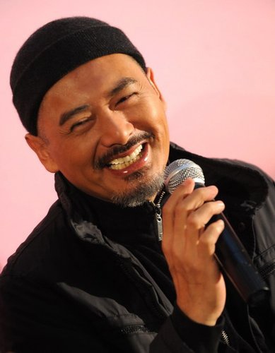 周润发被曝演戏气场强大 私下客气谦虚传授经