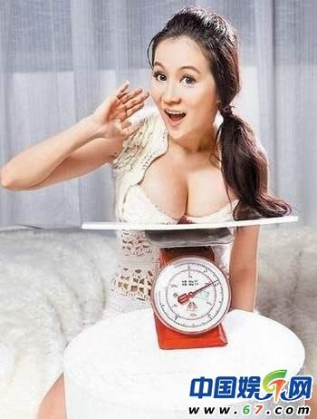 小S节目公然帮女星验奶 大胸女巧巧和瑶瑶拼胸_