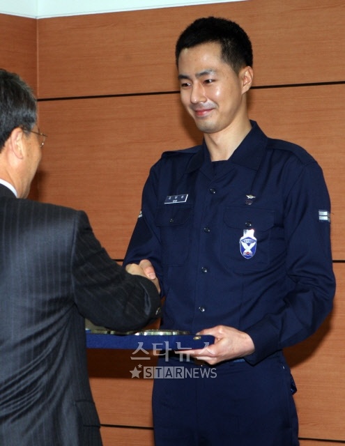 赵仁成受韩国兵务厅表彰 今年5月将复出演艺圈