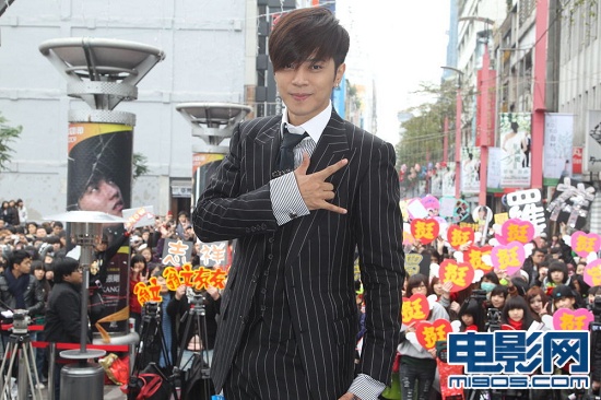 罗志祥赴日疯狂购物 晚上健身变恐怖罗教练