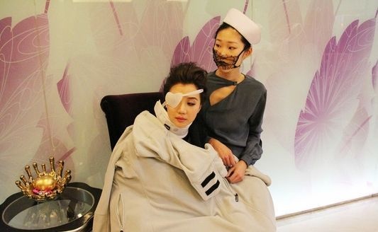 阿朵病床上拍《男人装》 性感扮相欲再创辉煌