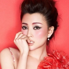 殷桃初春寫真人面如花 雙唇輕咬手指擺性感姿態(tài)