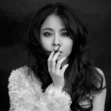 楊若兮復(fù)古黑白寫真 凌亂卷發(fā)展現(xiàn)百變女人味