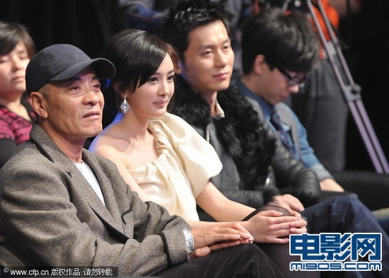 杨幂翘美腿与李晨、刘威热聊 怕露春光狂扯衣