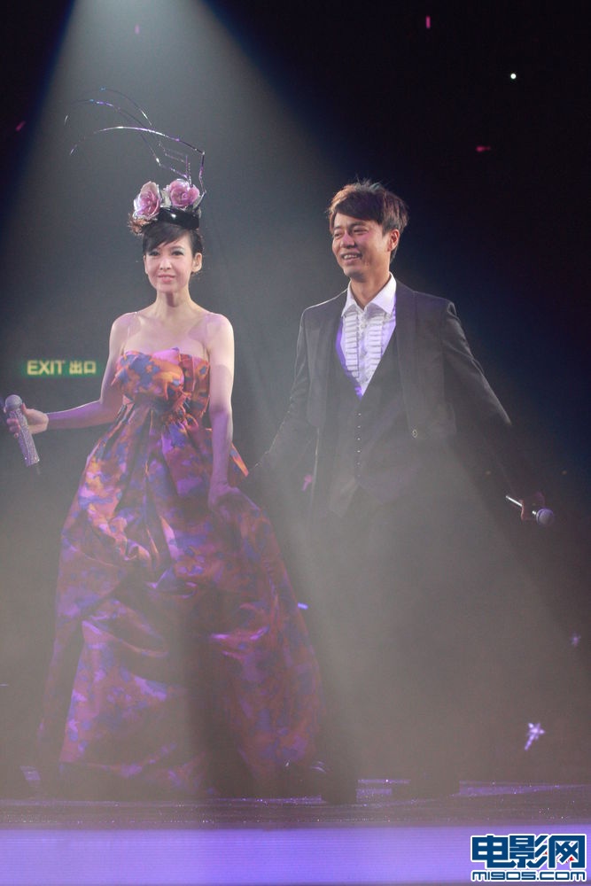周慧敏香港演唱会开幕 古巨基,李克勤站台支持
