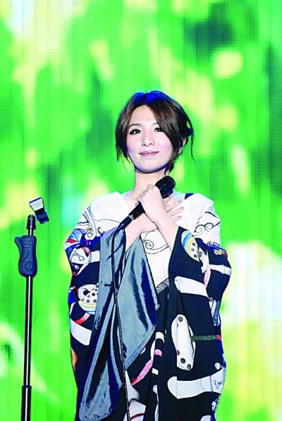 <em>hebe田馥甄</em>个唱范十足 号召全场为selina加油_