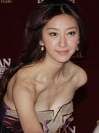 “話題女星”唐一菲透視誘惑 攜手樊少皇走紅毯