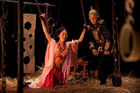 《肉蒲团》放性虐剧照