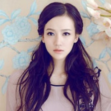 唐于鸿春日写真温情洋溢 五官精致佳人如画
