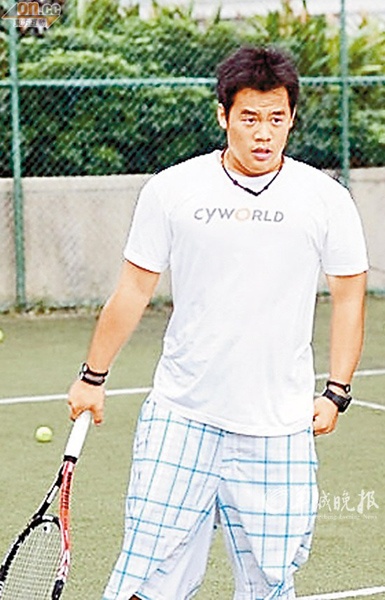 钟镇涛之子力挺继母 点名痛骂姨妈章小婉_华