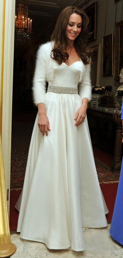 威廉和凯特新装出席婚礼晚宴 八层豪华蛋糕曝光_欧美_电影网_m1905.com