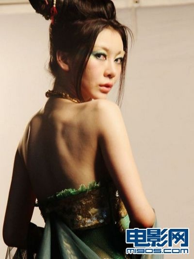 《倩女幽魂》票房过亿 青蛇巩新亮胸器蛊惑人心