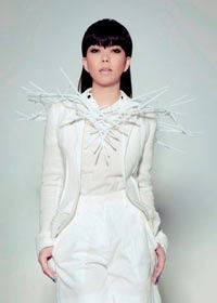 张惠妹珍藏版CD海报曝光 穿白裙尽显冷艳高贵