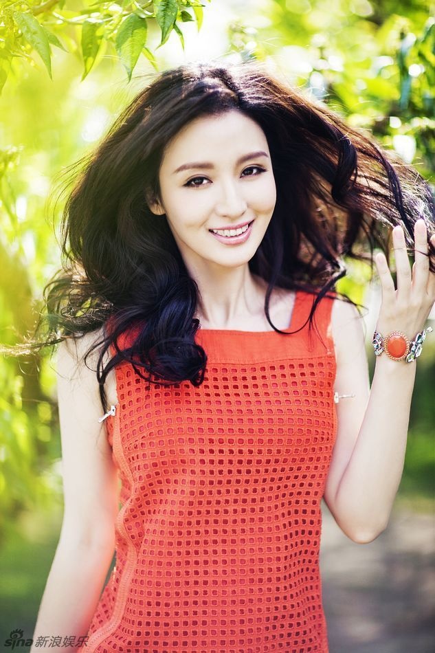 张萌拍绿色系唯美大片 登上杂志封面优雅清新