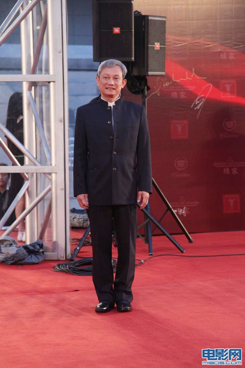 《肩上蝶》导演张之亮走红毯 孤身一人面带微笑