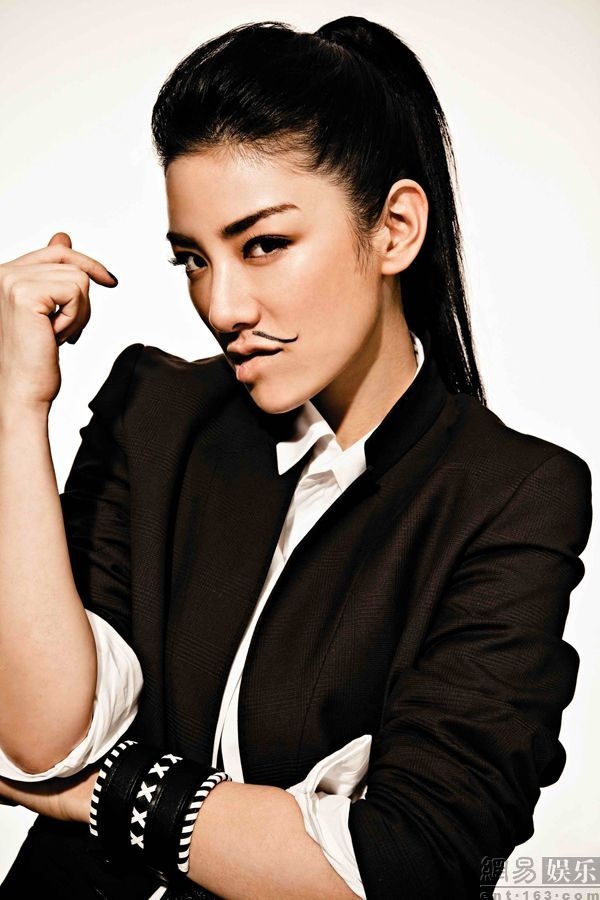 黄奕加勒比海盗造型登封面 中性西装显硬朗