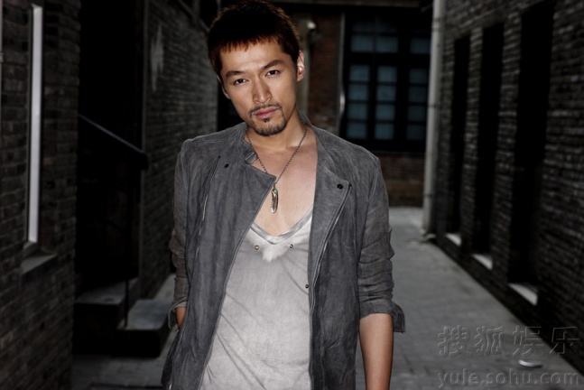 写真中胡歌唏嘘的胡渣和迷离的眼神仿佛和剧中饰演的徐然一样彷徨