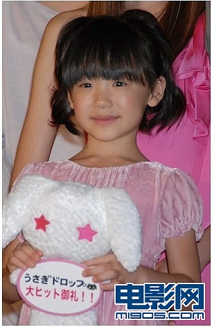 松山健一《白兔糖》首映礼 惨遭6岁芦田调侃_