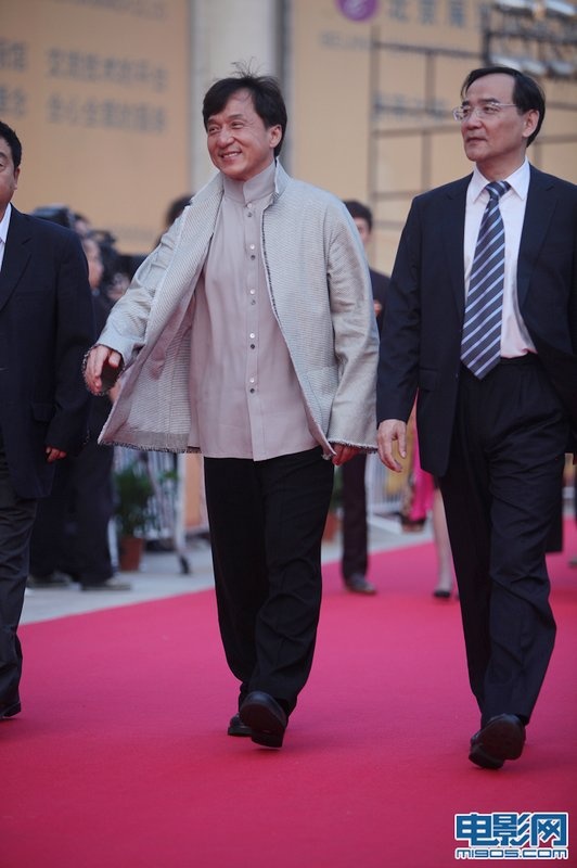 成龙中式服装亮相笑容亲和 胡歌黑西装帅气十足