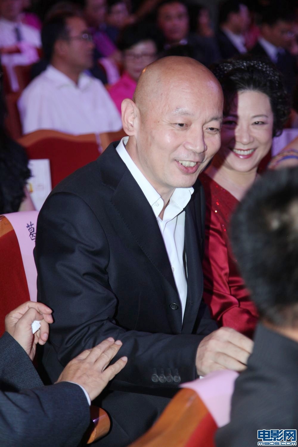 葛优微笑亮相观众席 表情搞笑大展喜剧天王之风