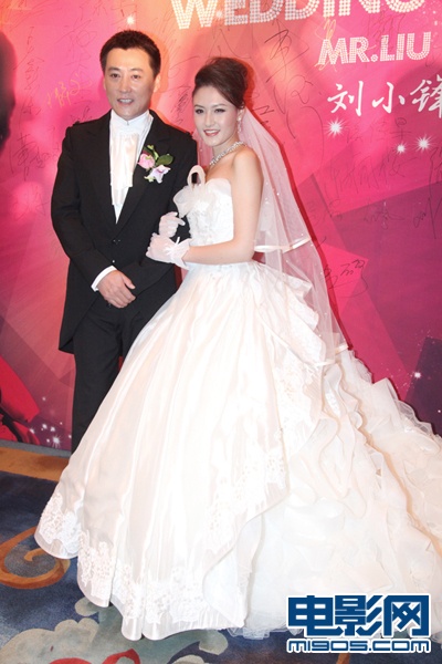 40岁演员刘小锋迎娶24岁小女友 葛优到场祝贺