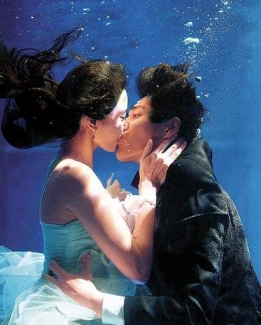 蓝正龙与韩彩英水里拍吻戏 称难度极高令人难