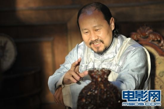 腾格尔再演电影 《双城计中计》扮不动石佛_