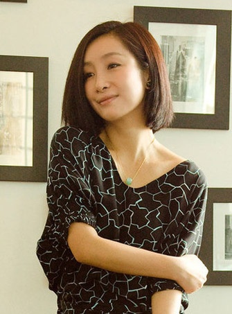 秦海璐倚桌翘腿露黑丝 秀美腿尽显知性女人优雅