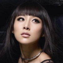 贾青笑容甜美微醺秀美肌 眼神性感宛如画中人