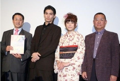 (左起)鸟取县知事平井伸治,水上剑星,上原多香子,导演后藤幸一