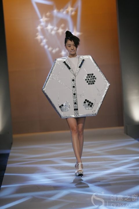 《创意星空》七强设计服装秀 精彩演绎未来服饰