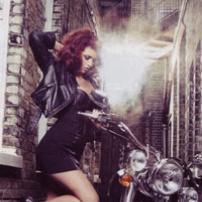 艾米·查尔德斯蕾丝袜秀腿 斜卧机车上姿势撩人