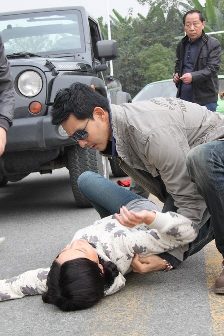 《柠檬》成都热拍 立威廉英雄救美惹围观_内