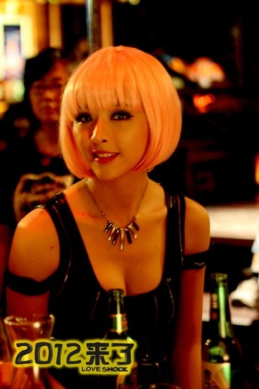 《2012来了》最新剧照曝光 黄小蕾颠覆形象公布